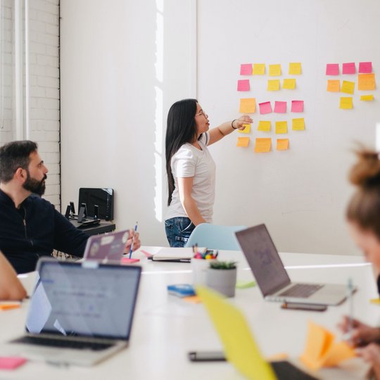 Eine Frau steht am Whiteboard
