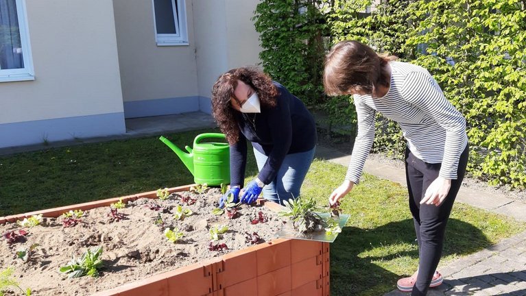 Die Bewohnerinnen und Bewohner pflanzen ihr eigenes Gemüse und übernehmen Verantwortung.