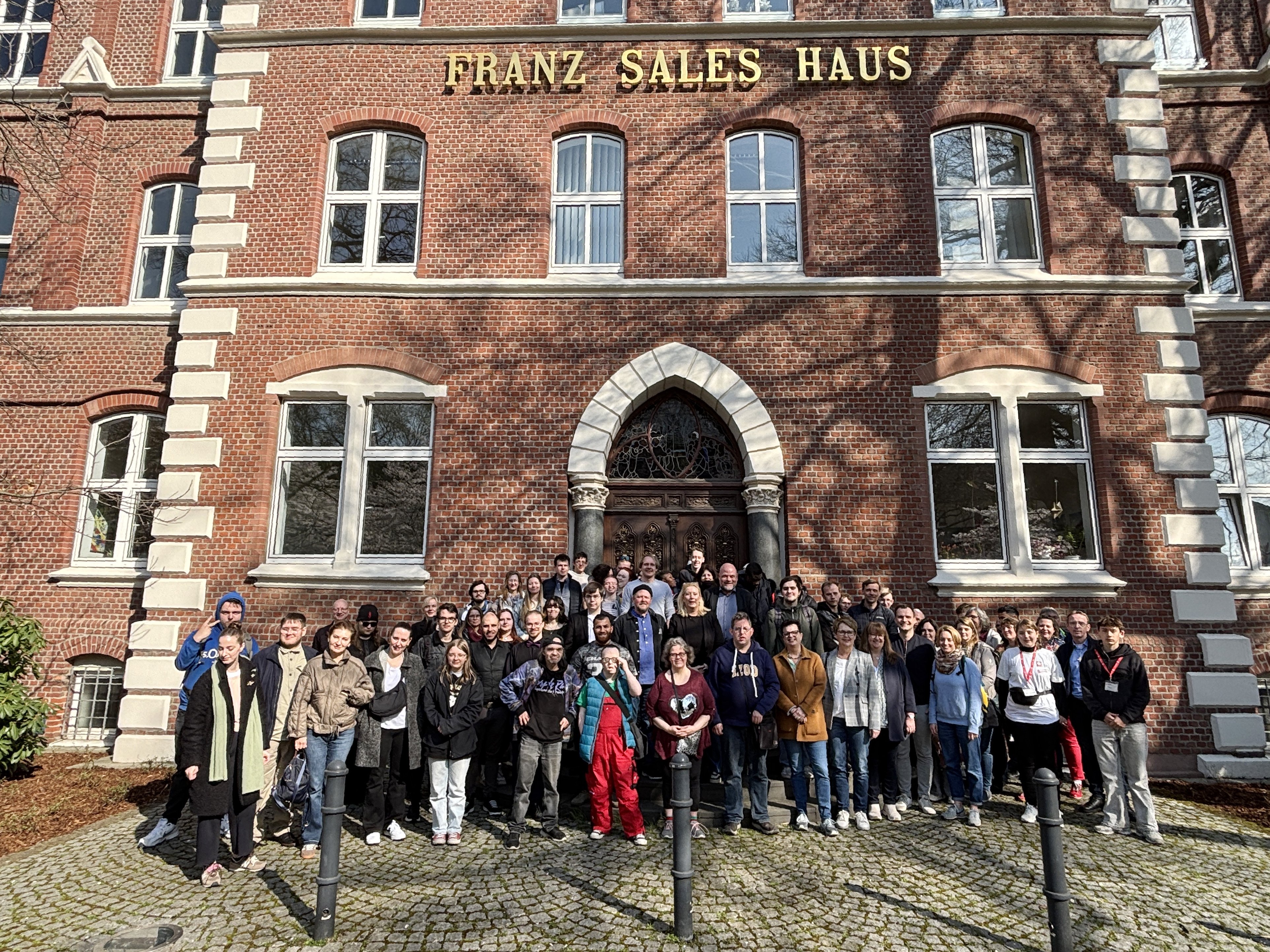 Gruppenbild mit allen Teilnehmenden des Josefstags vor dem Hauptportal des Franz Sales Hauses