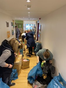 Spenden für die Menschen in den Kriegsgebieten der Ukraine Mit großem Engagement halfen Ehrenamtliche und Mitarbeitende, die von der ukrainischen Hilfsorganisation erbetenen Spenden zu sortieren.