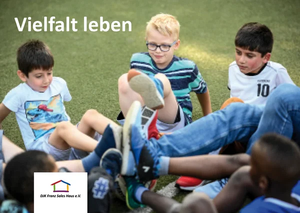 Kinder sitzen im Kreis auf Rasen, Text: "Vielfalt leben".