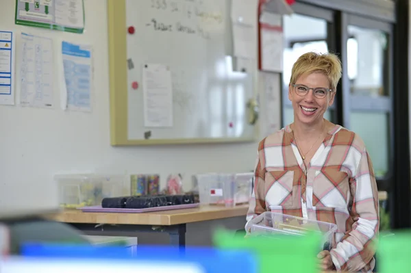 Lächelnde Mitarbeiterin der Kerzenmanufaktur
