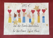 Den Spenden-"Scheck" hatte die Schule selbst gestaltet.