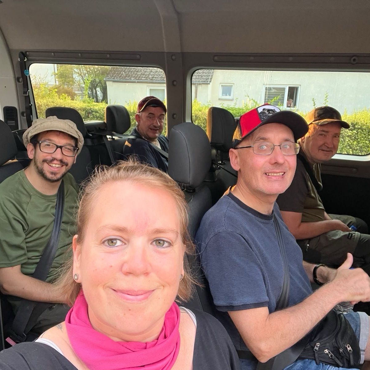 Selfie der Teilnehmenden vor der Abfahrt im Bus