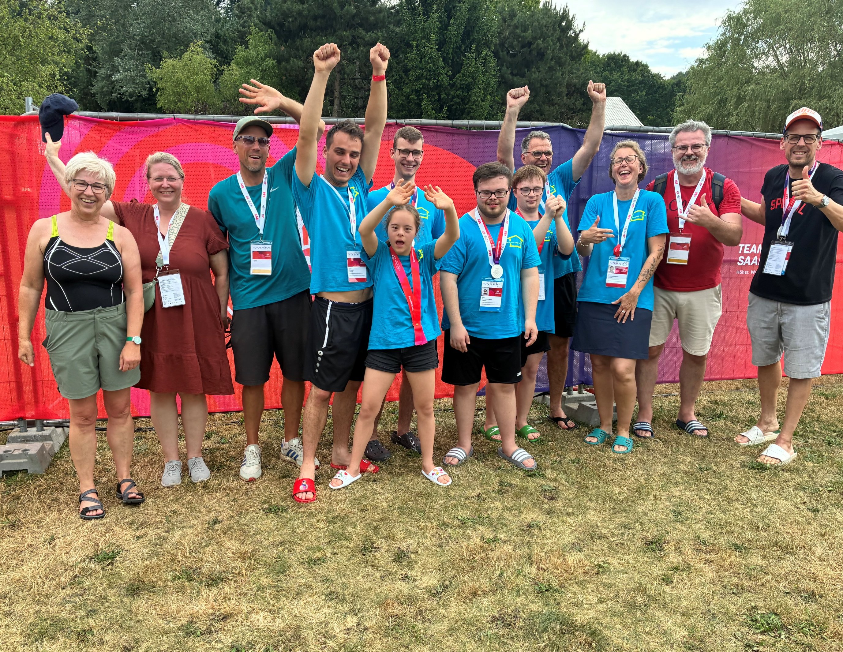 Gruppenbild der gut gelaunten DJK-Schwimmer  mit Trainern, Betreuern und Helferinnen.