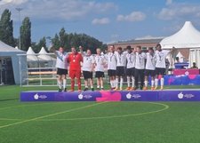 Über die Silbermedaille jubelte das Futsal-Team vom DJK Franz Sales Haus.