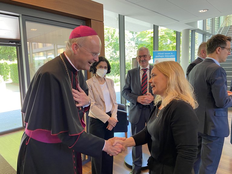 Vor einem Jahrzehnt weihte der Bischof Dr. Franz-Josef Overbeck die Räumlichkeiten des Hotels Franz in Essen ein und gratulierte Hoteldirektorin Karin Poppinga zum Jubiläum des erfolgreichen Inklusionsunternehmens.