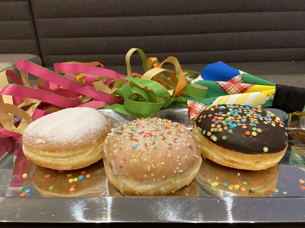 Drei verschiedene Berliner Ballen mit Zucker, Zuckerguss und Schokoladenguss