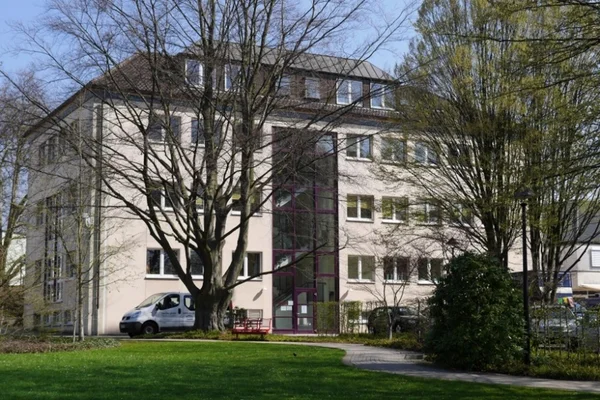 Eingang des weißen Sozialzentrums, in dem die IFF Therapieräume hat.