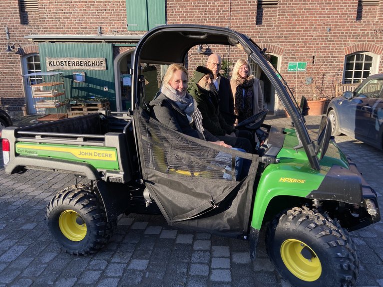 Zufriedene Gesichter nach der Testfahrt mit dem vielseitigen Fahrzeug: 
 Amelie Wilkens, HR-Managerin bei Verallia, Landwirt Andreas Martens, Hubert Vornholt, Direktor des Franz Sales Hauses und Dr. Ann-Katrin Glüsing, Geschäftsführerin der Franz Sales Werkstätten.