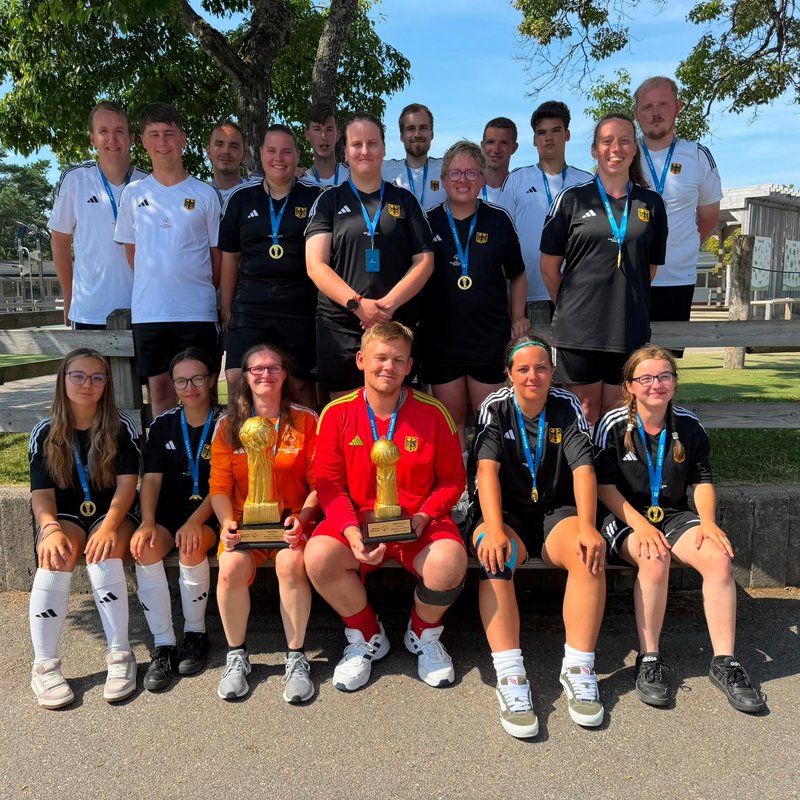 Gruppenbild der beiden Djk-Fußballteams mit ihren Pokalen