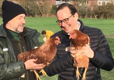 Erst füttern, dann streicheln - die Hennen auf dem Klosterberghof genossen den Besuch des Oberbürgermeisters.