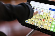 Finger wählt Feld auf dem Talker an