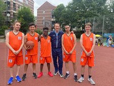 Der bekannte Schauspieler Wotan Wilke Möhring nahm sich viel Zeit für die Sportler aus der DJK Franz Sales Haus.