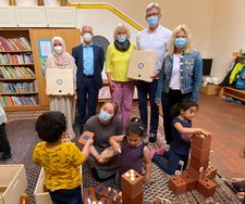 Übergabe Eine Elternvertreterin, Hubert Vornholt, Direktor des Franz Sales Hauses, Kita-Leiterin Christa Bleichert, Prof. Dr. Reinhold Schnabel, Präsident des Rotary Club Essen-Baldeney und Dr. Ann-Katrin Glüsing, Geschäftsführerin der Franz Sales Werkstätten, freuen sich über die Begeisterung der Kinder.