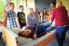 Lernende bei Übung am Pflegebett