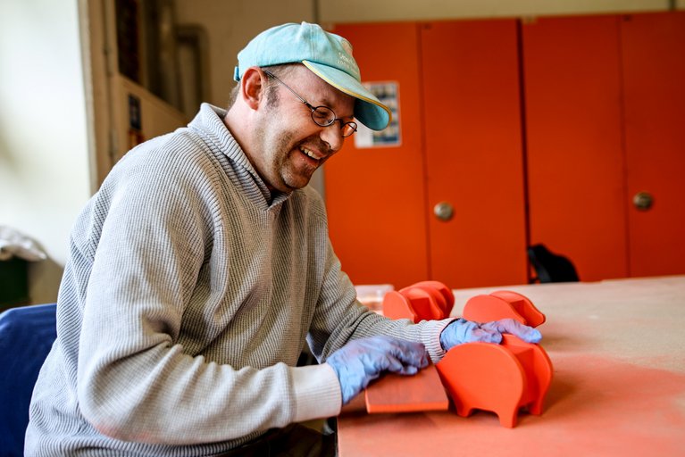 In vielen Arbeitsschritten wurden die Holz-Sparschweine von den Beschäftigten gefertigt. Fotos: Sparkasse Essen/Sven Lorenz