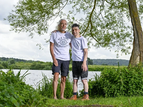 Ehrenamtlicher begleitet einen Klienten beim Spaziergang an der Ruhr