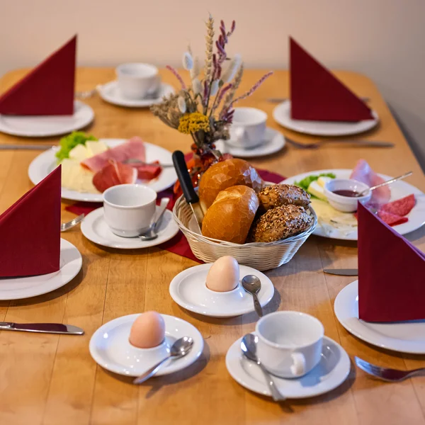 Gedeckter Frühstückstisch