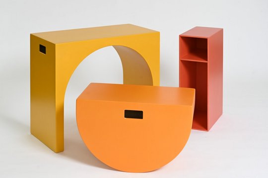 Dreiteilige, farbenfrohe, geometrische Möbelkombination auf weißem Hintergrund.