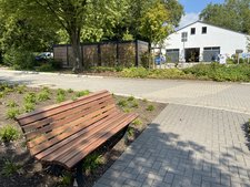 Gespendete Bank Die gespendete Bank lädt an zentraler Stelle zum Verweilen ein.