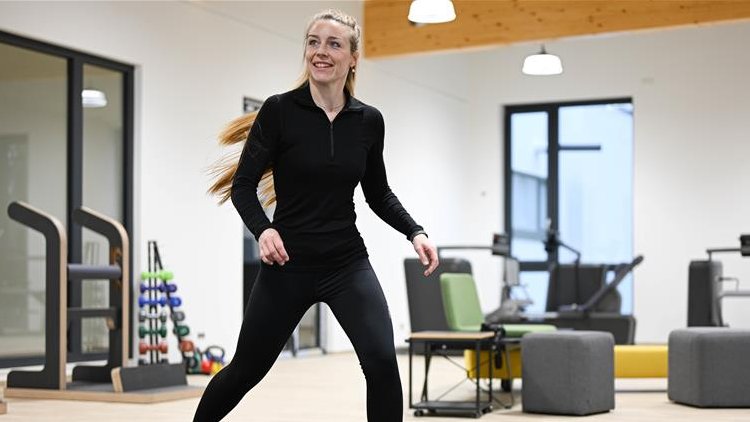Frau beim Sport im Fitnessraum des SportRaums Ruhr, hat Spaß und ist in Bewegung.
