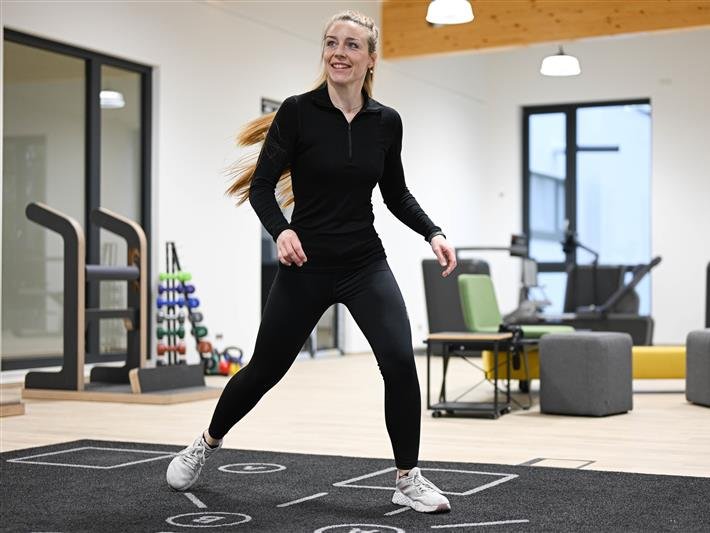 Frau trainiert in Sportkleidung im SportRaum Ruhr im Fitnessstudio.