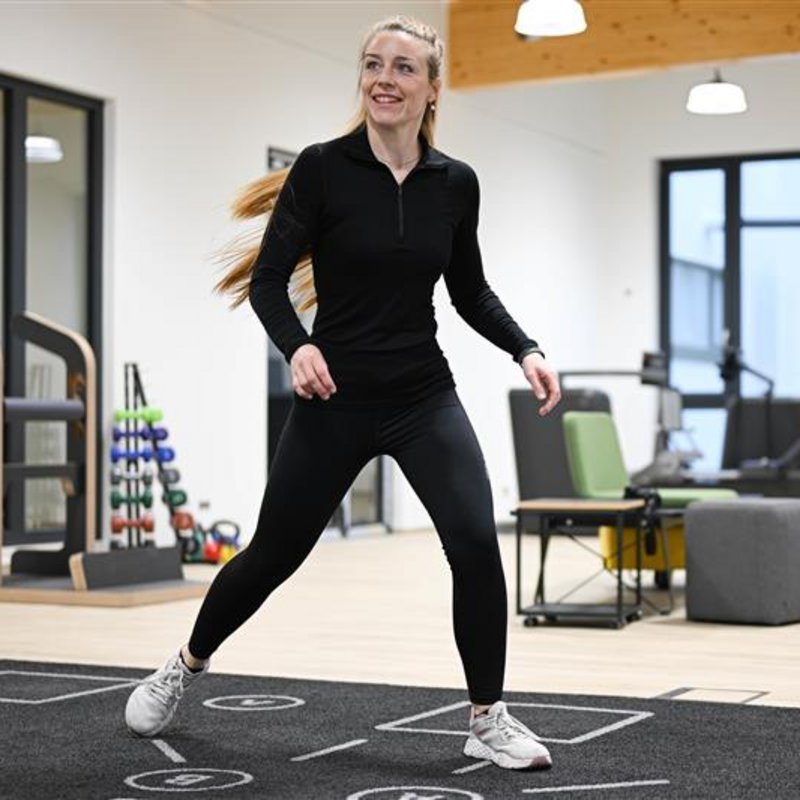 Frau trainiert in Sportkleidung im SportRaum Ruhr im Fitnessstudio.