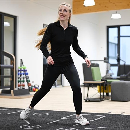 Sportlerin bewegt sich auf dem Skillcourt