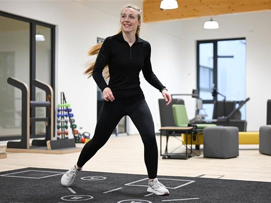 Junge Frau bewegt sich auf dem Skillcourt