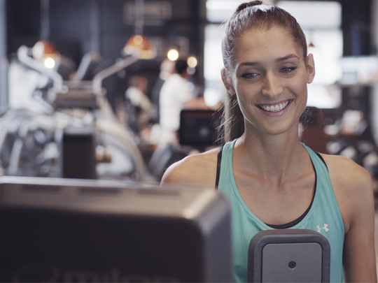 Junge Frau im Fitnessstudio