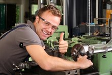 Mitarbeiter bei der Metall-Verarbeitung