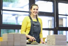 Mitarbeiterin der Schreinerei