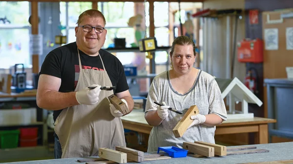Teilnehmer der Tagesstruktur basteln in der Werkstatt