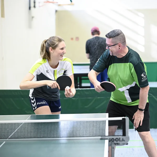 Gemischtes Tischtennis-Doppel vor dem Aufschlag