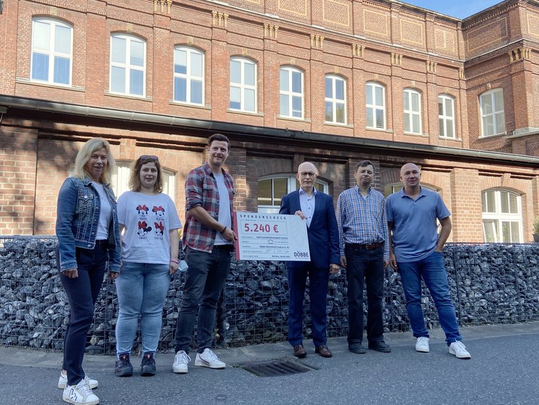 Bei der Übergabe der großzügigen Spende: Dr. Ann-Katrin Glüsing, Geschäftsführerin der Franz Sales Werkstätten, die Beschäftigte Jennifer Hümke, Döbbe-Juniorchef Johannes Döbbe, Hubert Vornholt, Direktor des Franz Sales Hauses, der Beschäftigte André Rühle und Werkstatt-Betriebsleiter Thomas Graf.