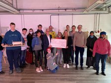 Der Technische Vorstand Dr. Harald Braasch überreichte Dr. Ann-Katrin Glüsing, Geschäftsführerin der Franz Sales Werkstätten, den Spendenscheck.