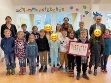 Gemeinsam überreichten die Schulkinder die Spende an Direktor Hubert Vornholt.