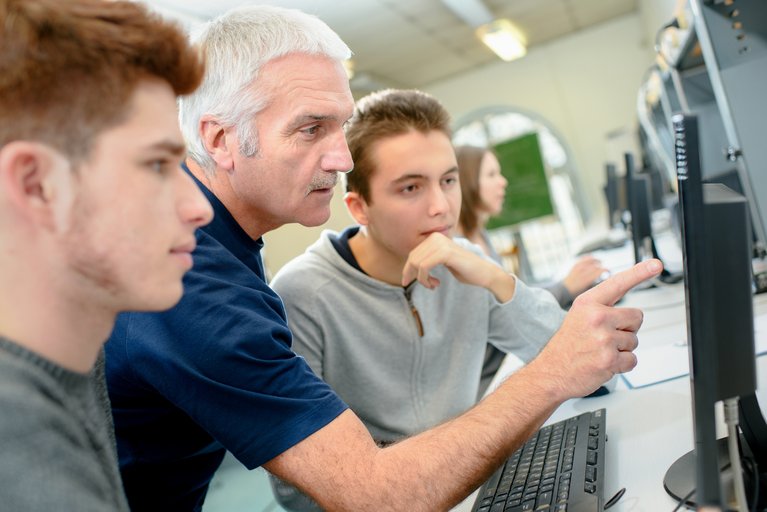 Medienkompetenz und der Umgang mit digitaler Technik sind für die Berufsstarter besonders wichtig. Symbolfoto: auremar - stock.adobe.com 