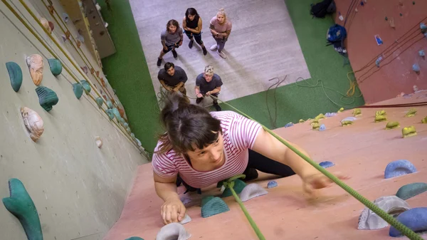 Jugendliche meistert Herausforderungen an der Kletterwand