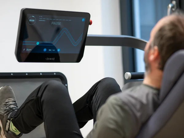 Sportler auf milon-Fitnessgerät