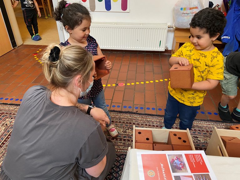 Mit Neugier und Spaß machten sich die Kinder daran, die Kisten und ihre Elemente zu entdecken.