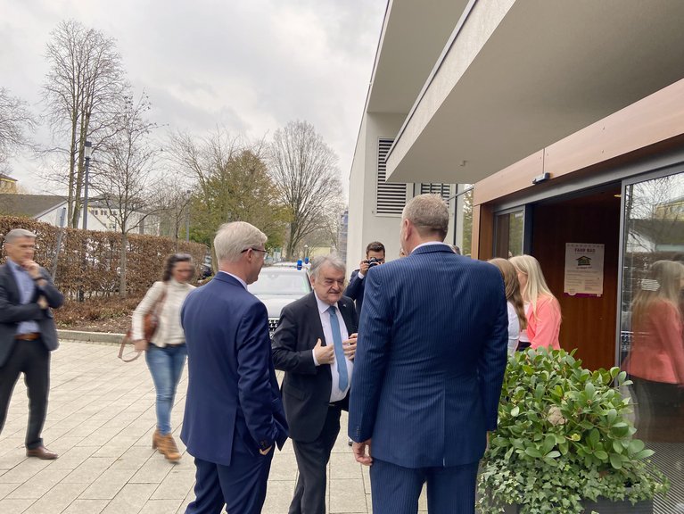 Innenminister Herbert Reul wurde von dem scheidenden (r.) und dem designierten (l.) Polizeipräsidenten vor dem Hotel Franz in Essen empfangen.