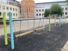 Die Förderschule hat viele Spenden bekommen. Endlich gibt es auf dem Schulhof der Franz Sales Förderschule neue Spielgeräte.