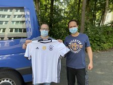 Die Beschäftigten von der Hinsbecker Löh freuen sich über die spontane Spende, die David Wyrwich (re.) von der Firma Hermann Schmidt übergeben hat.