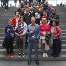 Der Politiker Kai Gehring (in der Mitte) hat sich mit den Gästen aus dem Franz Sales Haus unterhalten.