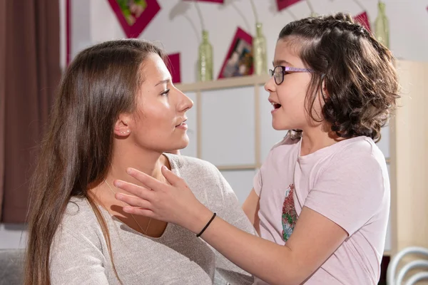 Mädchen mit Betreuerin in einer gemütlichen Wohngruppe