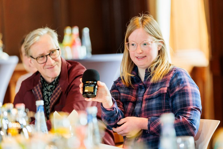 Anna-Linn Kiesewetter aus den Franz Sales Werkstätten erklärte der Presse das Podcast-Projekt.
 Foto: Krupp-Stiftung/Schuchrat Kurbanov