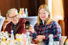 Anna-Linn Kiesewetter aus den Franz Sales Werkstätten erklärte der Presse das Podcast-Projekt.
 Foto: Krupp-Stiftung/Schuchrat Kurbanov