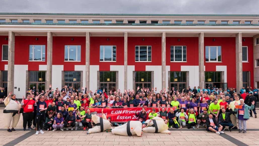 Gruppenbild vor dem Start. Das FSH-Laufteam steht vor der Philharmonie